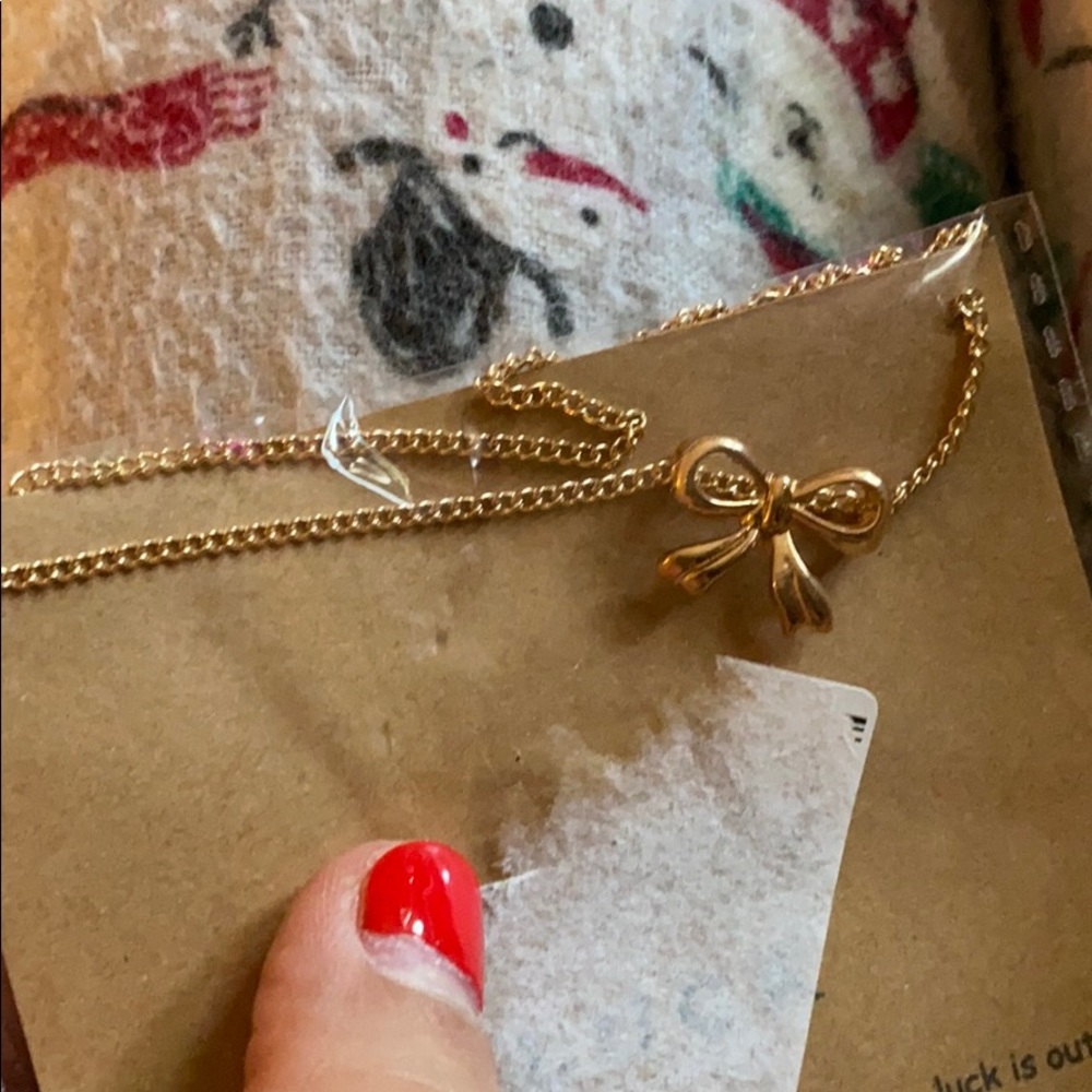 Bow necklace